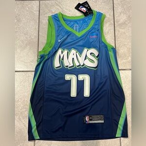 Luka doncic Dallas mavericks Nike basketball jersey size 44 new with tags